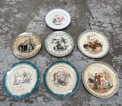 plusieurs assiettes à motifs différents sur une table