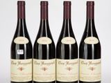 trois bouteilles de vin rouge posées côte à côte sur une table