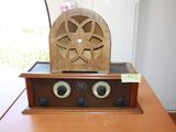 an old radio sitting on top of a wooden table