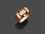 une bague en or 18 carats et diamants, signée Van Cleef