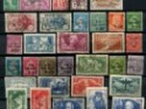 une vaste collection de timbres anciens sur fond noir