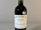 une bouteille de vin posée sur une table