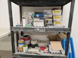 une étagère contenant de nombreux objets dans une pièce