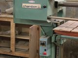 une machine qui travaille sur une pièce de bois
