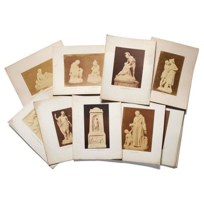 Plusieurs photographies anciennes de statues sont disposées sur une surface blanche