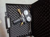 une mallette noire contenant des outils, posée sur une table
