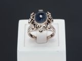 Gros plan sur une bague contenant une pierre bleue