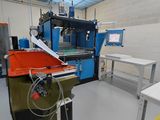 une machine qui traite une feuille de papier dans une usine