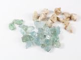 plusieurs cristaux bleus et verts sur un fond blanc