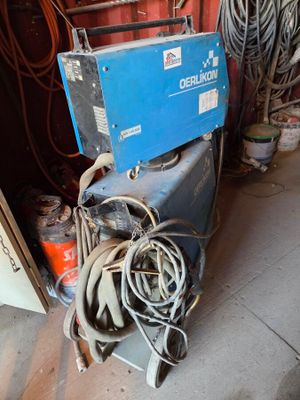 a machine that is sitting on the floor in the garage