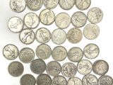 de nombreuses pièces d'argent posées sur une surface blanche