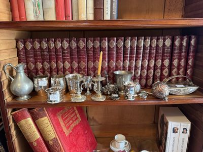 une étagère contenant beaucoup de livres