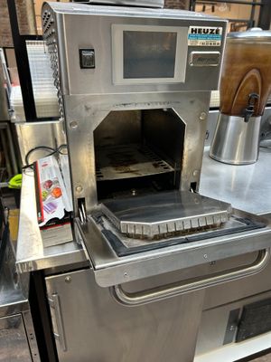 une machine posée sur un comptoir