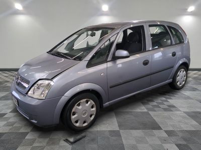 la photo d'une voiture argentée garée dans un garage