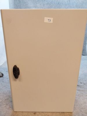 un réfrigérateur blanc avec un bouton noir sur la porte