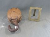 une photo représentant une tête d'éléphant et un miroir posés sur une table