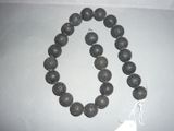 une photo d'un collier de perles muni d'une étiquette