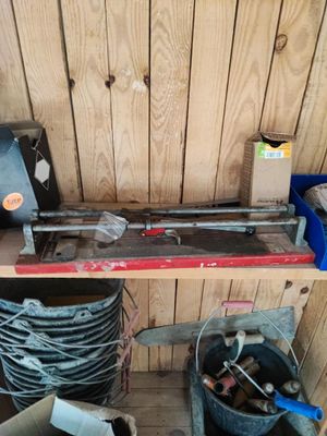 une photo d'une étagère sur laquelle sont posés des outils