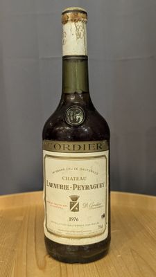 une bouteille de vin posée sur une table en bois