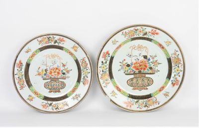 deux assiettes à motifs floraux sur une surface blanche