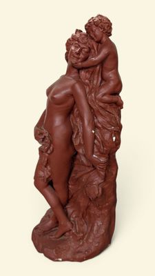 statue représentant une femme et un homme enlacés, adossés à un tronc d'arbre