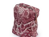 un sac rouge et blanc avec un motif dessus