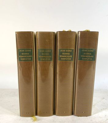 quatre livres sont alignés sur une surface blanche