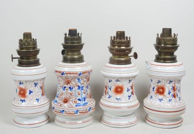Plusieurs types de lampes sont alignées sur une surface blanche