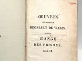 un livre ouvert, muni d'une étiquette, posé sur une table