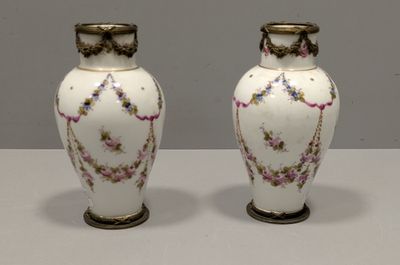 deux vases décorés de fleurs