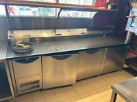 1 tour réfrigéré en inox à 4 portes avec saladette intégrée …