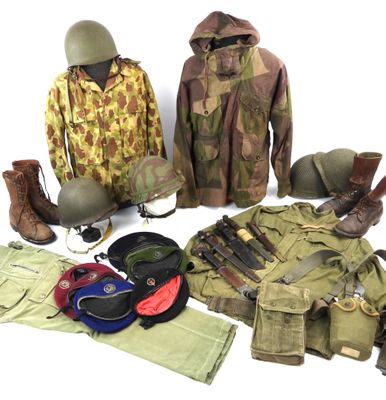 de nombreux objets militaires posés sur une surface blanche