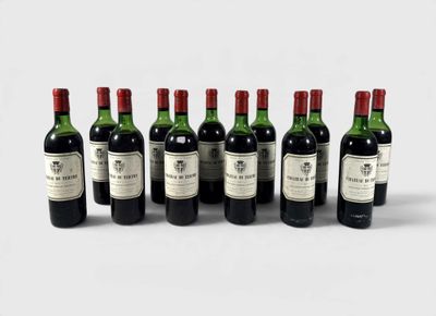 six bouteilles de vin sont alignées sur une surface blanche