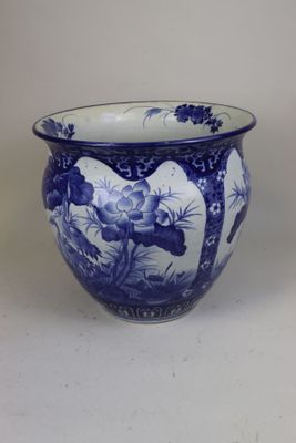 Chine XXème siècle, cache pot en porcelaine blanc bleu à déc…