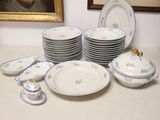 beaucoup d'assiettes et de bols sur la table