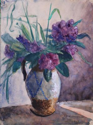 une peinture de fleurs violettes dans un vase sur une table