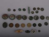 une image représentant une collection de pièces de monnaie anciennes sur un fond blanc