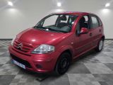 la photo d'une petite voiture rouge garée dans un garage