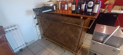un bar sur lequel sont posées de nombreuses bouteilles de vin