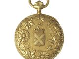 une image représentant une montre de poche en or ornée d'un blason