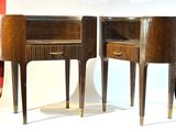 deux tables placées l'une à côté de l'autre sur une table