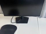 un écran d'ordinateur et une souris posés sur un bureau