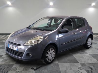 la voiture grise est garée dans le garage sur le sol en damier