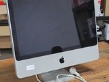 un ordinateur de bureau Apple posé sur une table en bois