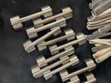 beaucoup de cuillères en argent et de cuillères sur la table