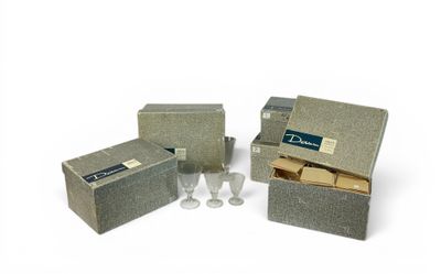 trois cartons de verres à vin et un carton de verres à vin