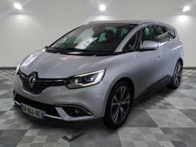 la voiture argentée est garée sur un sol en damier dans le garage