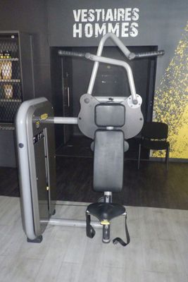 une machine posée sur le sol de la pièce