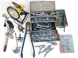 une boîte d'outils posée sur une table