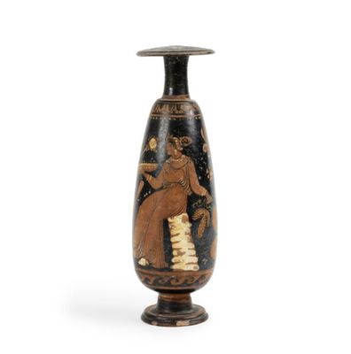 un vase orné d'une peinture représentant une femme